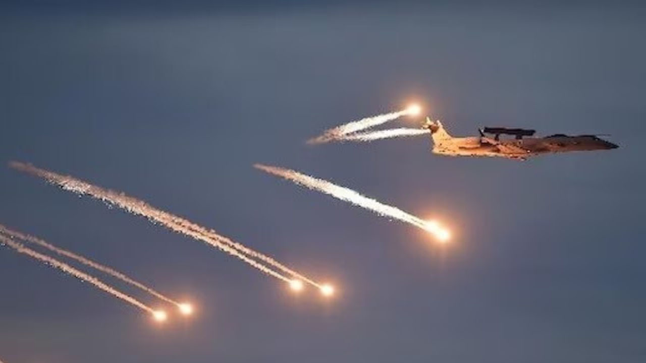 India-Pakistan War: భయం గుప్పిట్లో పాక్.. లాహోర్‌లో  వైమానిక రక్షణ వ్యవస్థపై భీకర దాడి..