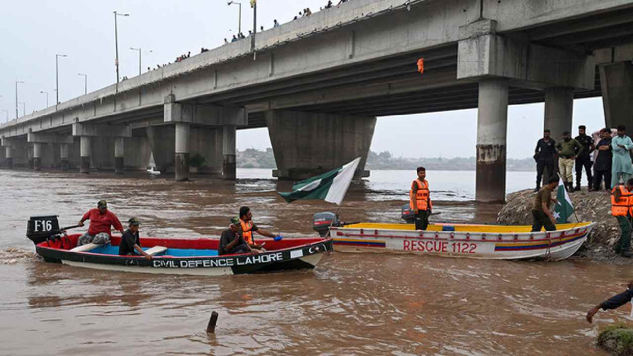 India Pakistan: పాకిస్తాన్‌‌తో వరద హెచ్చరికలు.. చీనాబ్ నది గేట్లు ఎత్తేసిన భారత్..!