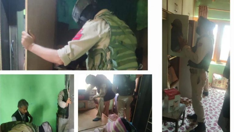 Jammu Kashmir: ఉగ్రవాదులు, వారి అనుచరుల ఇళ్లల్లో తనిఖీలు..  కీలక వస్తువులు స్వాధీనం!