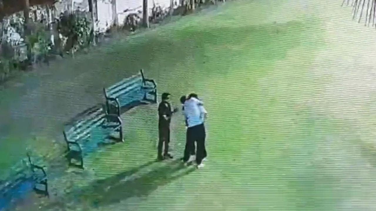 UP: అపార్ట్‌మెంట్స్‌లో పార్కింగ్ వివాదం.. సొసైటీ కార్యదర్శి ముక్కు కొరికిన వ్యక్తి (వీడియో)