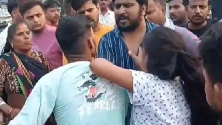 Viral News: “గర్ల్‌ఫ్రెండ్‌తో తిరుగుతూ దొరికిన కొడుకు”.. పబ్లిక్‌లోనే వాయించిన పేరెంట్స్..