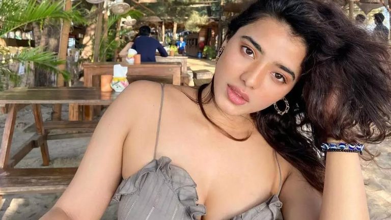 Kethika Sharma : వారిద్దరే నా ఫేవరెట్ హీరోయిన్లు..