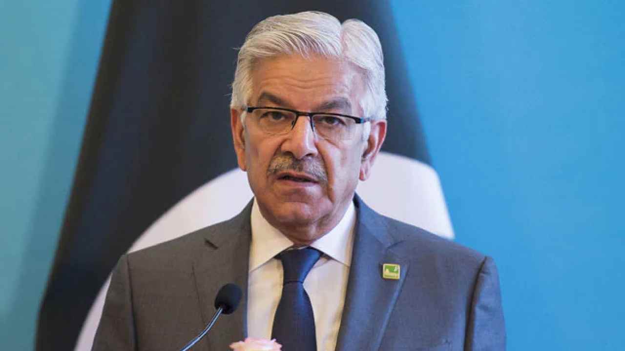 Khawaja Asif: ఇంగ్లీష్ రాకుంటే ఎందుకు మీడియా ముందుకు..? పాక్ రక్షణ మంత్రి కామెడీ మామూలుగా లేదు..