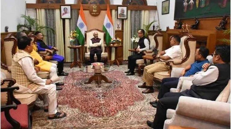 Manipur: మణిపూర్‌లో కీలక పరిణామం.. ప్రభుత్వ ఏర్పాటుకు గవర్నర్‌ను కలిసిన ఎమ్మెల్యేలు