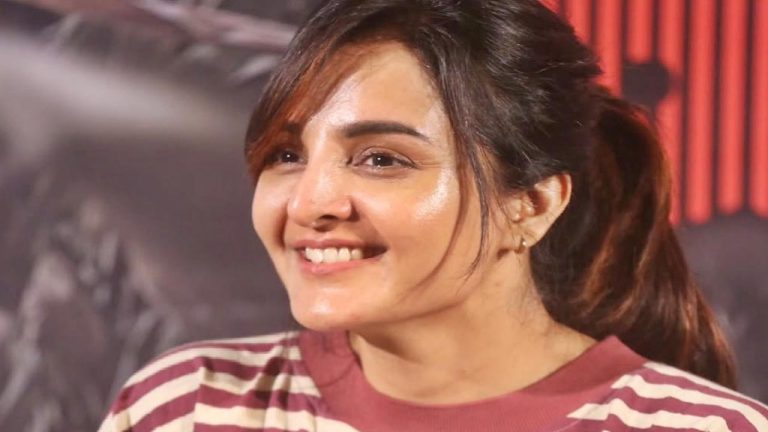 Manju Warrier : స్టార్ హీరోయిన్ నడుము గిల్లిన వ్యక్తి.. వీడియో వైరల్..