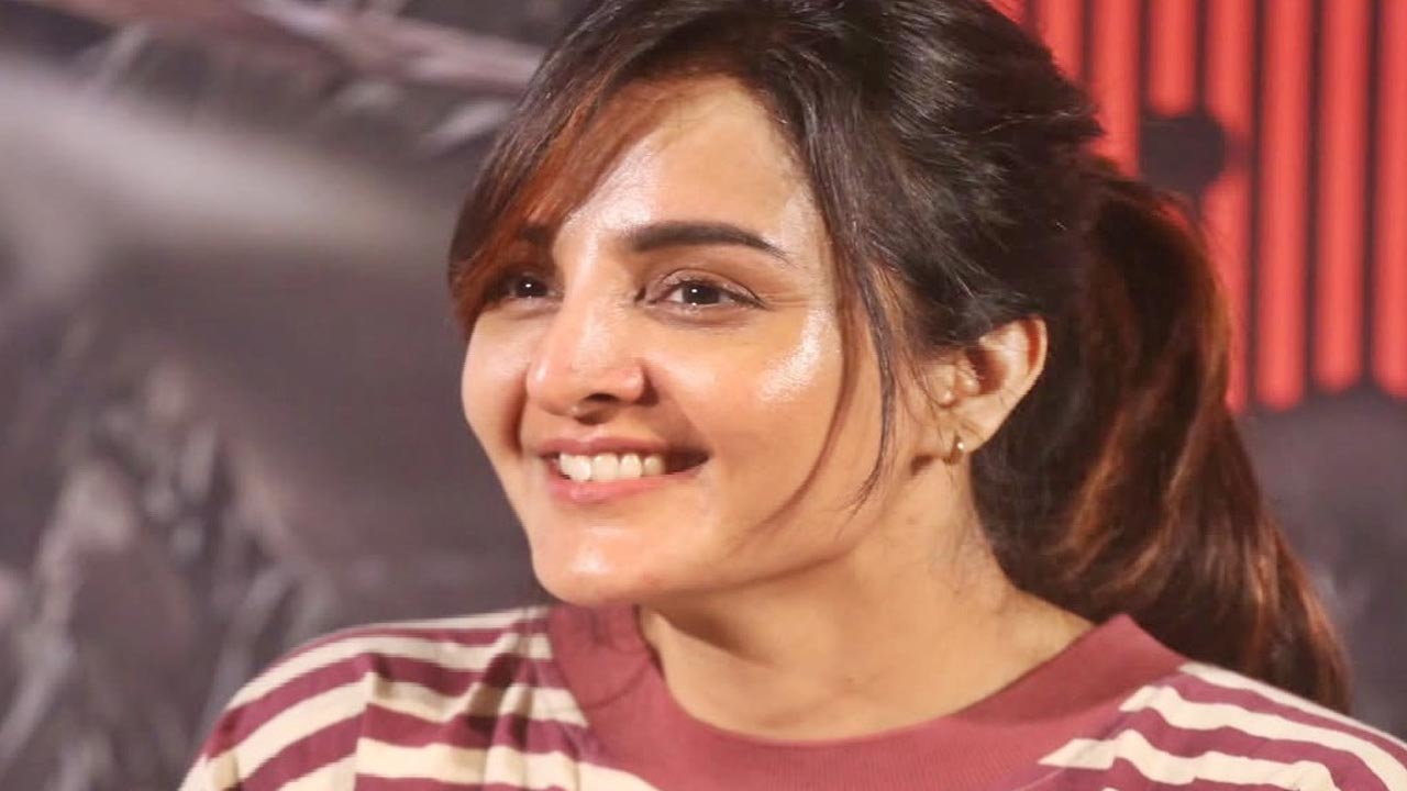 Manju Warrier : స్టార్ హీరోయిన్ నడుము గిల్లిన వ్యక్తి.. వీడియో వైరల్..