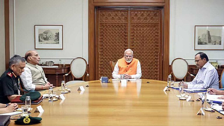 India-Pakistan Tensions: ప్రధాని మోడీతో త్రివిధ దళాధిపతుల భేటీ.. ఈసారి పాక్⁬కి మూడినట్లేనా..?