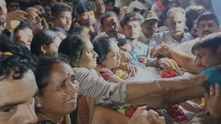 Murali Naik Body: సొంతూరికి జవాన్ మురళీ నాయక్ భౌతికకాయం.. బోరున ఏడుస్తున్న తల్లిదండ్రులు!