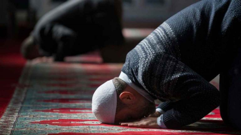 Namaz: విద్యార్థులతో బలవంతంగా ‘‘నమాజ్’’ చేయించే యత్నం.. ప్రొఫెసర్ అరెస్ట్..