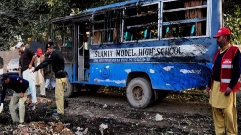 Pakistan: పాకిస్థాన్‌లో ఆర్మీ పబ్లిక్‌ స్కూల్‌ బస్సుపై ఆత్మాహుతి దాడి..