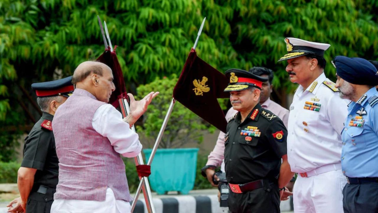 Rajnath Singh: భారత్ – పాకిస్తాన్ ఉద్రిక్తతలపై హైఅలర్ట్.. త్రిదళాల చీఫ్‌లతో రక్షణ మంత్రి అత్యవసర భేటీ.!