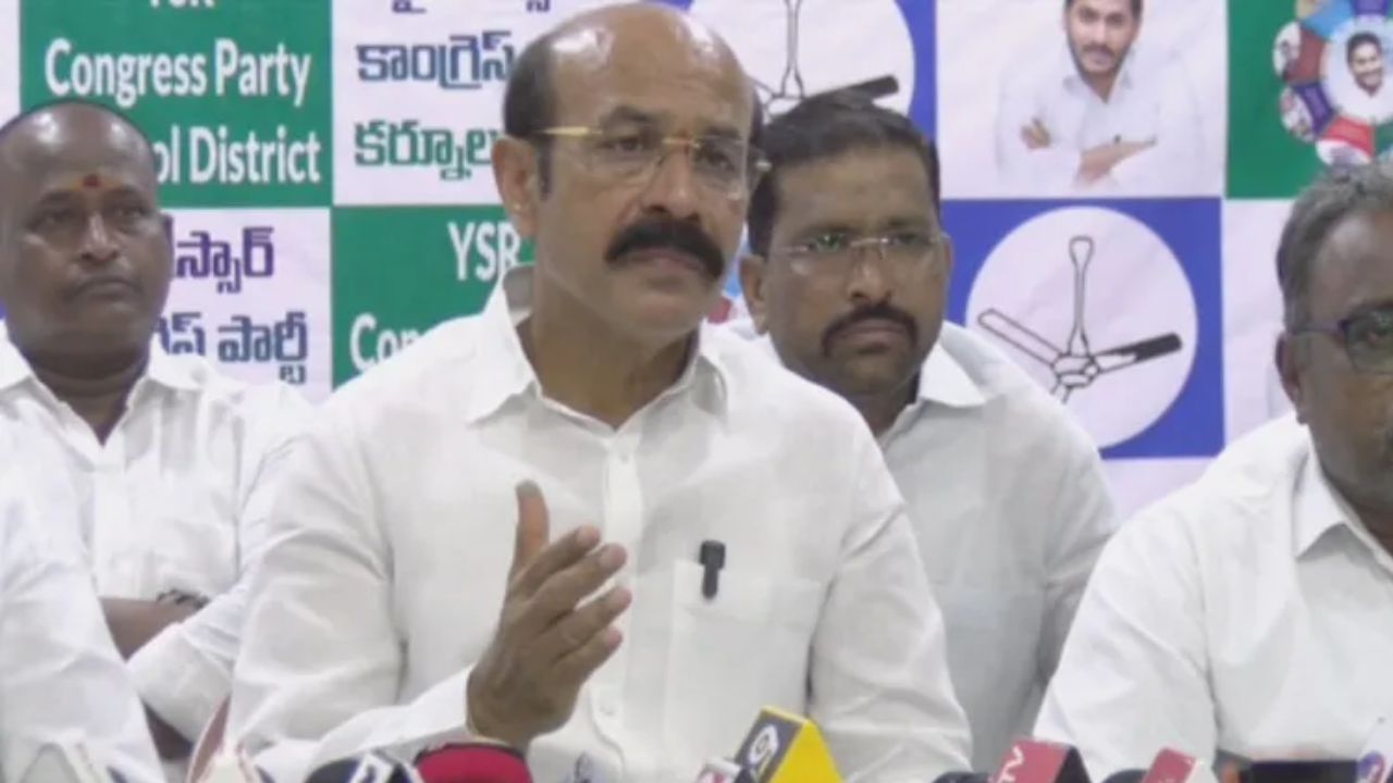 SV Mohan Reddy: పప్పులు, బెల్లంలా దేవాలయాల భూములను పంచుకుంటే ఊరుకోం.. మాజీ ఎమ్మెల్యే సీరియస్..!