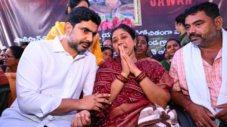 Murali Naik: మురళీ నాయక్‌ కుటుంబానికి రూ.50 లక్షలు, 5 ఎకరాల పొలం.. తండ్రికి ప్రభుత్వ ఉద్యోగం!