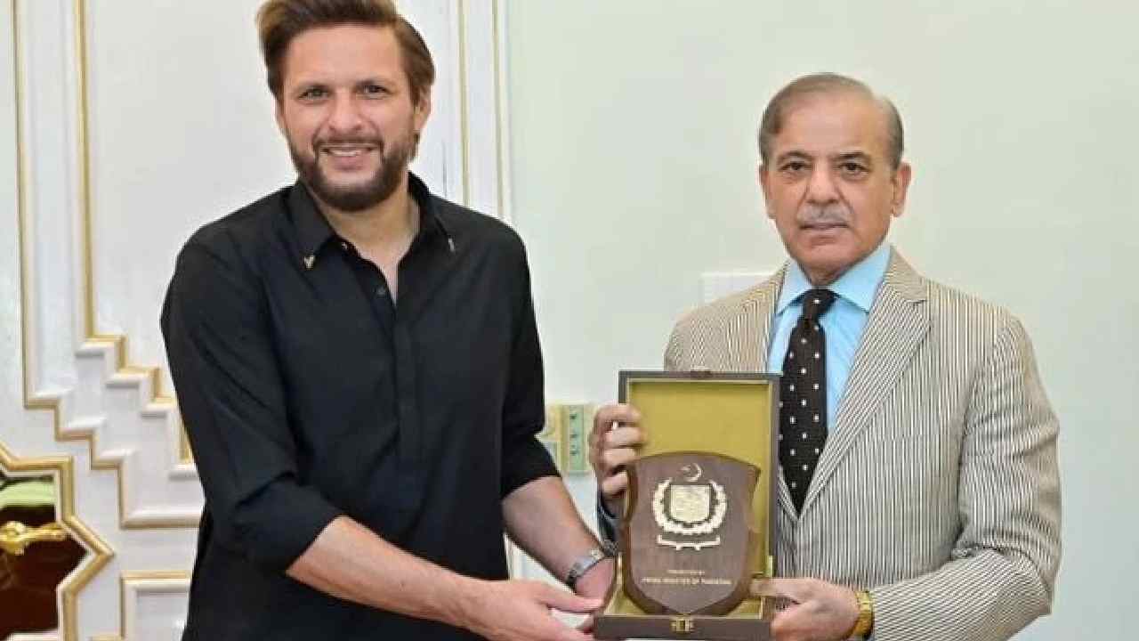 Shahid Afridi: “అబద్ధాలు చెప్పినందుకు అవార్డ్”.. షాహిద్ అఫ్రిదికి పాక్ ప్రధాని సత్కారం..