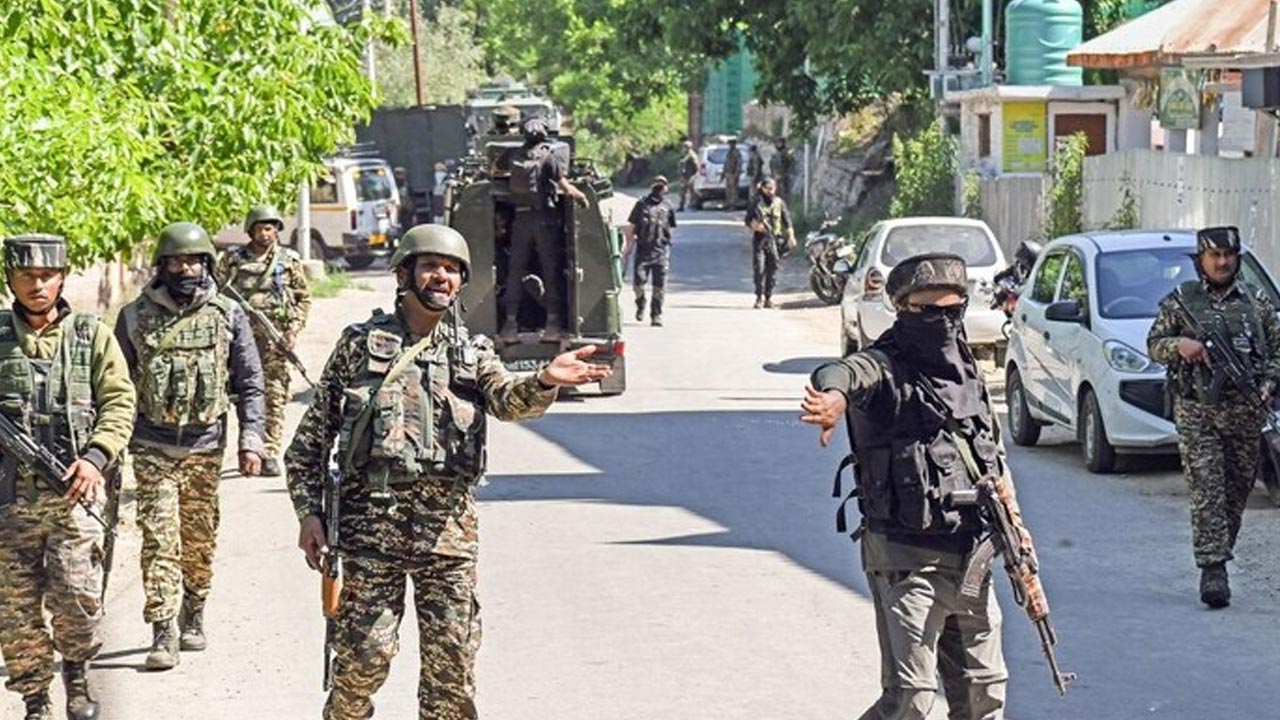 Terrorists: జమ్మూ కాశ్మీర్‌లో కొనసాగుతున్న సెర్చ్ ఆపరేషన్.. ఇద్దరు ఉగ్రవాదులు అరెస్ట్!