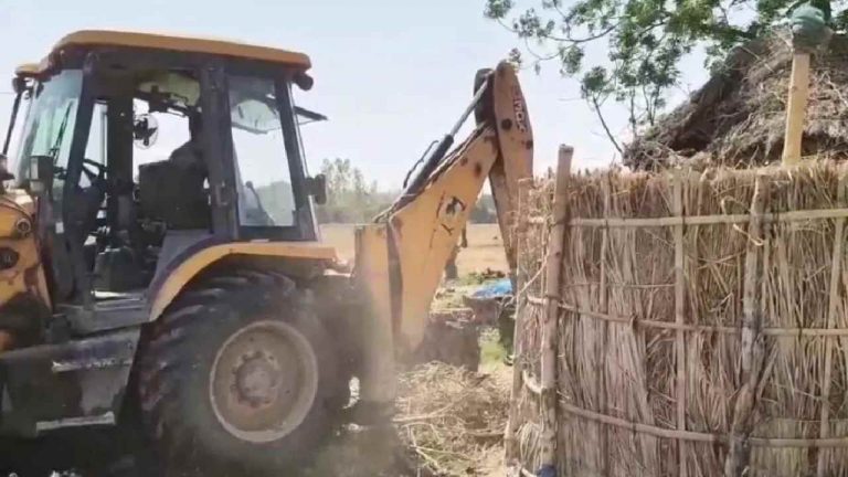 UP: అక్రమ మదర్సాలు, మసీదులపై యోగి సర్కార్ ఉక్కుపాదం..