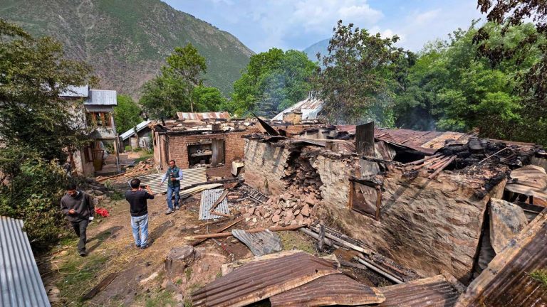 Pakistan Shelling : సరిహద్దు గ్రామాలు ఖాళీ.. ఊళ్లను విడుస్తున్న జనాలు