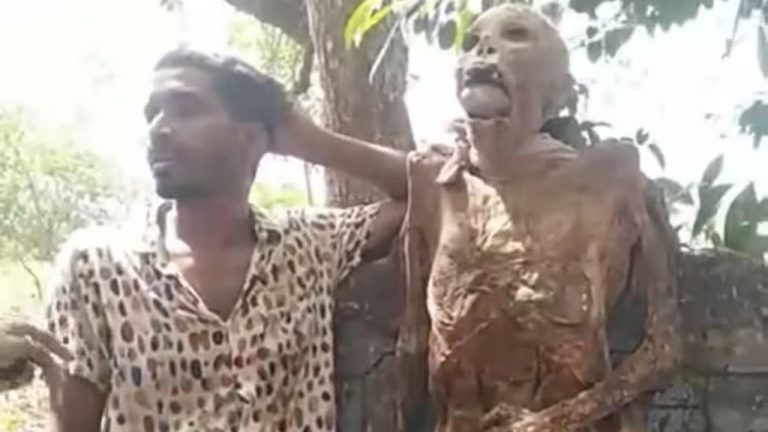 West Bengal: మహిళ అస్థిపంజరాన్ని తవ్వి బయటకు తీసిన యువకుడు.. దాంతో ఏం చేశాడంటే?