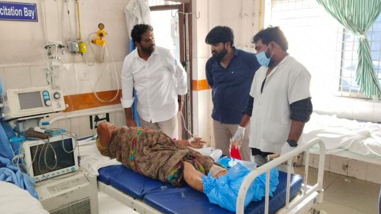 YS Jagan: మానవత్వం చాటుకున్న వైఎస్ జగన్‌.. గాయపడిన వృద్ధురాలిని..!