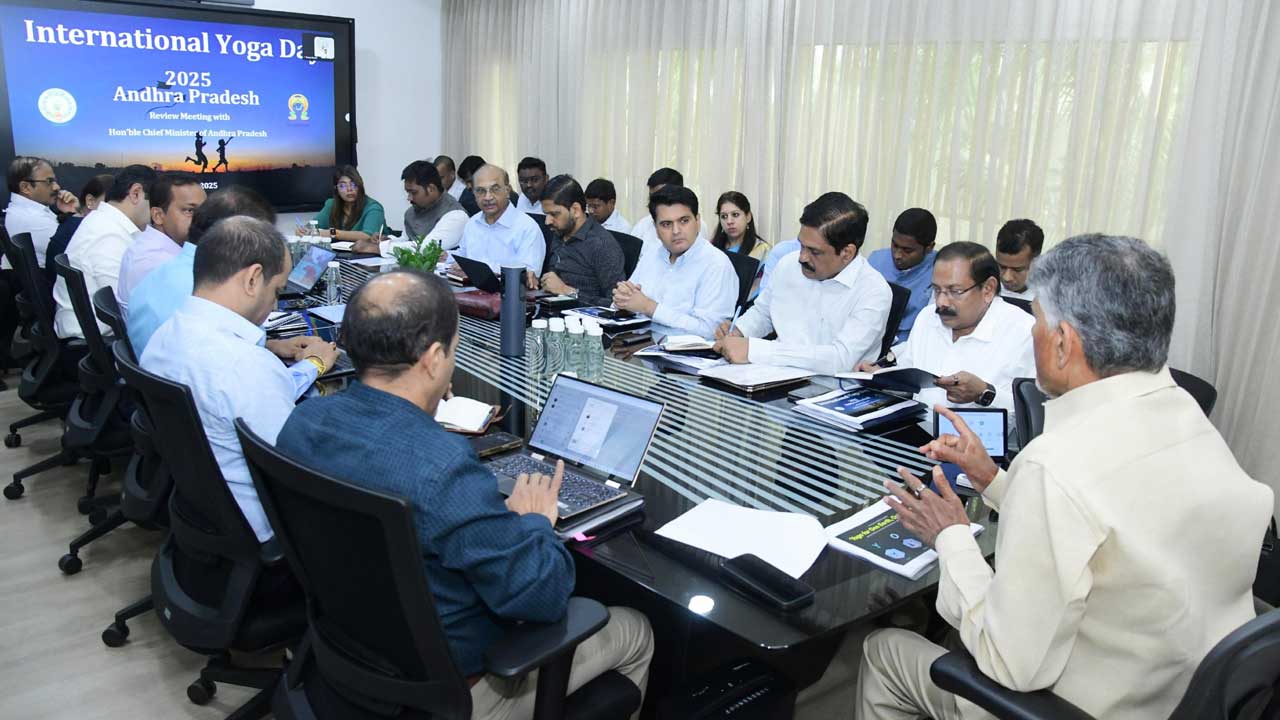 CM Chandrababu: విశాఖ వేదికగా అంతర్జాతీయ యోగా డే.. లక్షల మందితో ప్రధాని యోగాసనాలు.. ఏర్పాట్లపై సీఎం సమీక్ష..