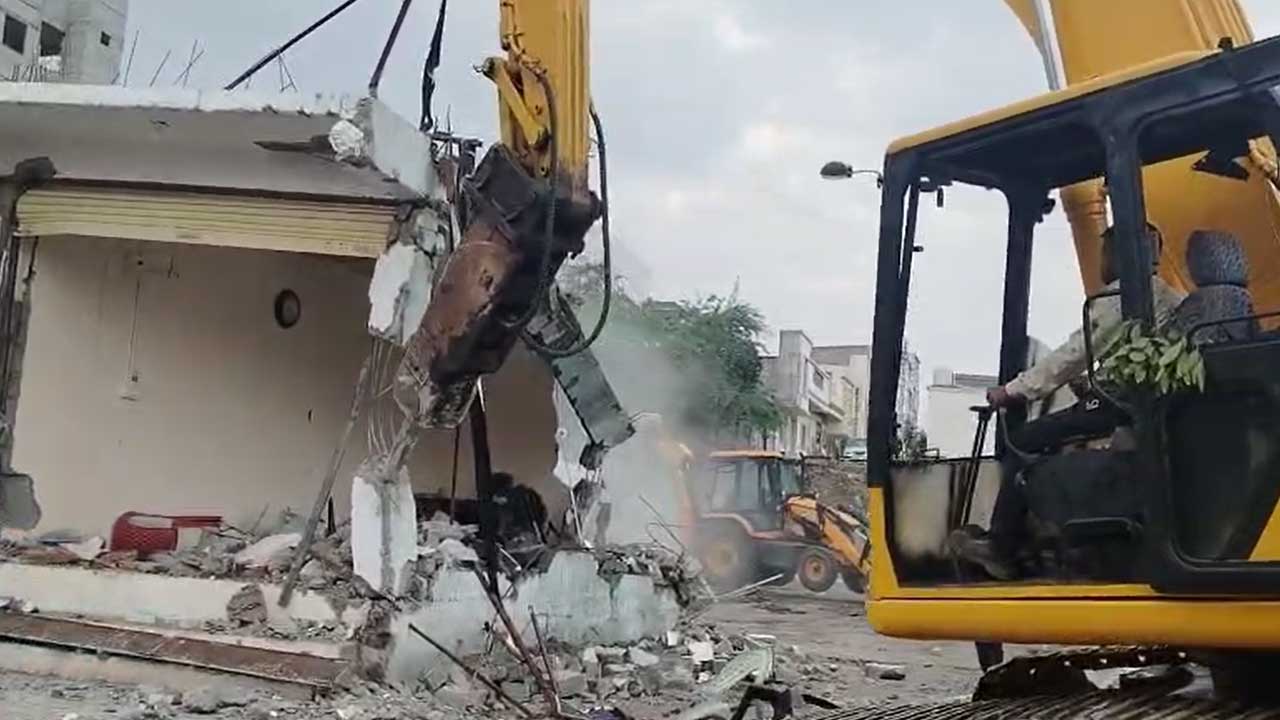 HYDRA: ఉలిక్కపడ్డ పాతబస్తీ.. చంద్రయాణగుట్ట హైడ్రా కూల్చివేతలు