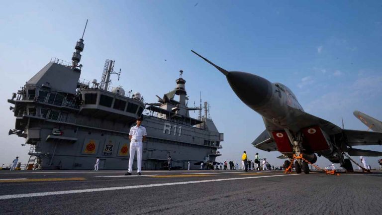 India Pakistan Tension: కరాచీ పోర్టుపై హైరానా.. పాక్ వైపుగా భారత యుద్ధనౌకలు.!