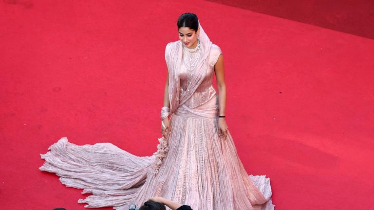 Janhvi Kapoor : కేన్స్‌లో మెదటి సారి తలుకుమన్న జాన్వీ..