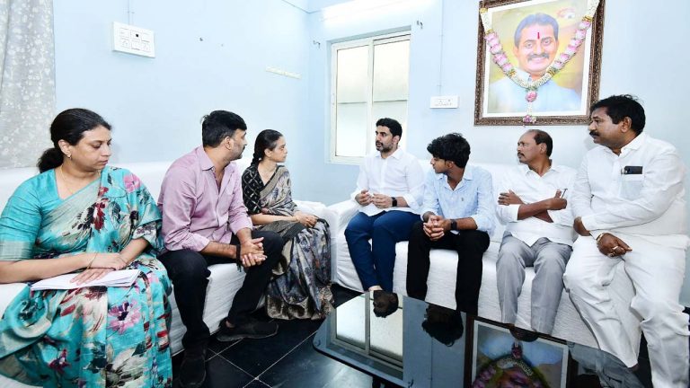 Lokesh: వీరయ్య చౌదరి కుటుంబ సభ్యులను పరామర్శించిన మంత్రి లోకేష్