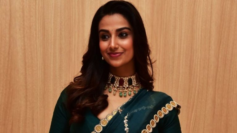 Meenakshi : బాలీవుడ్ ఎంట్రీ ఇవ్వబోతున్న స్టార్ హీరోయిన్!