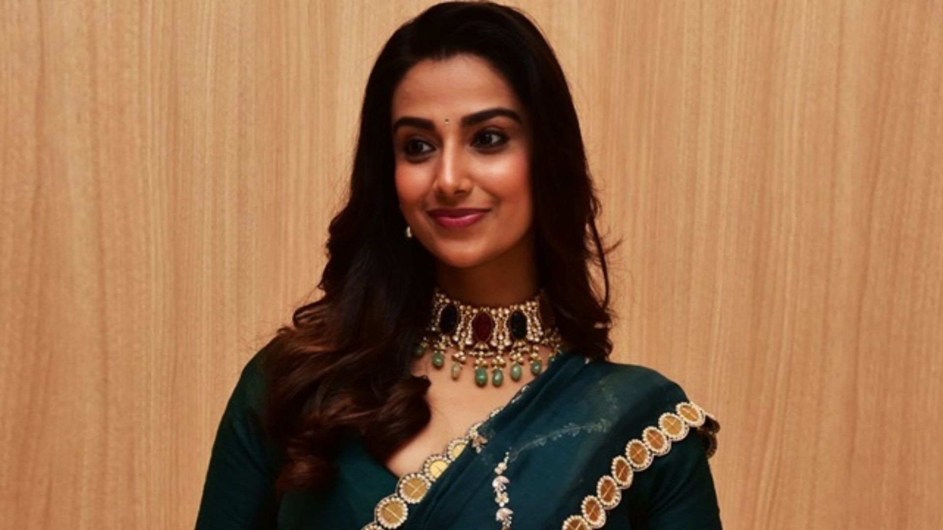 Meenakshi : బాలీవుడ్ ఎంట్రీ ఇవ్వబోతున్న స్టార్ హీరోయిన్!