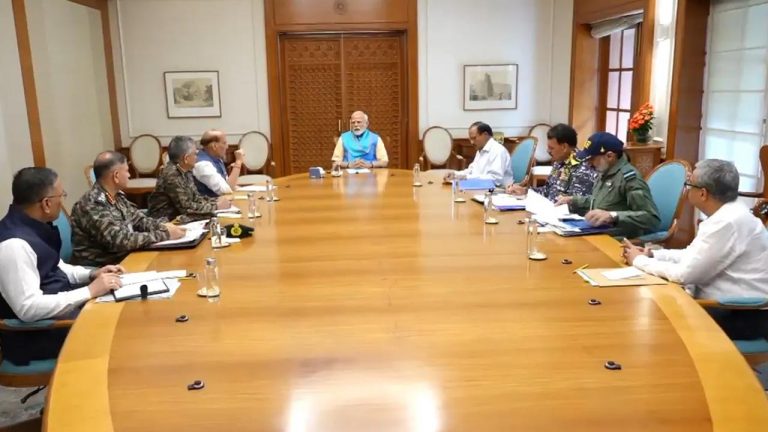 PM Modi: ప్రధాని మోడీతో త్రివిధ దళాధిపతుల సమావేశం.. రేపటి భేటీపై చర్చ!