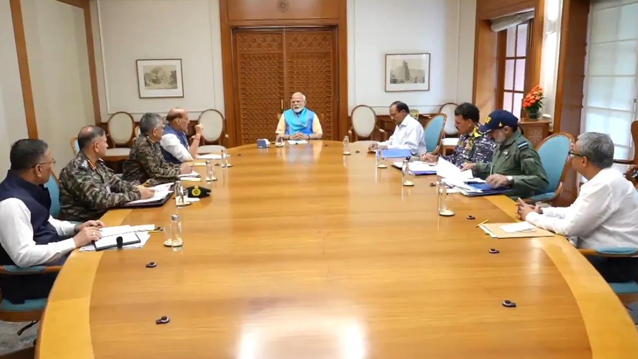 PM Modi: ప్రధాని మోడీతో త్రివిధ దళాధిపతుల సమావేశం.. రేపటి భేటీపై చర్చ!