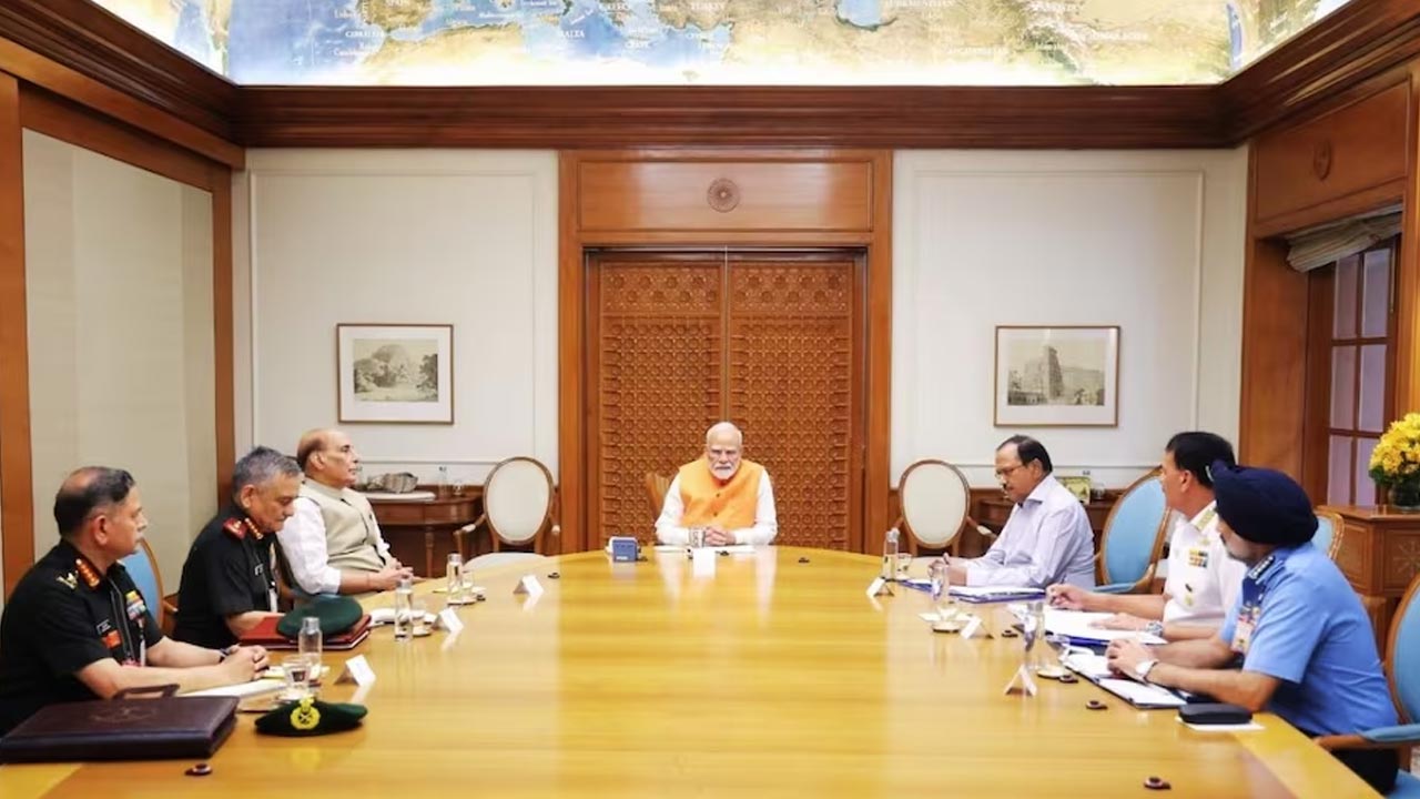 PM Modi Review: భారత్‌-పాక్‌ ఉద్రిక్తతలు.. ప్రధాని మోడీతో రక్షణశాఖ కార్యదర్శి కీలక భేటీ