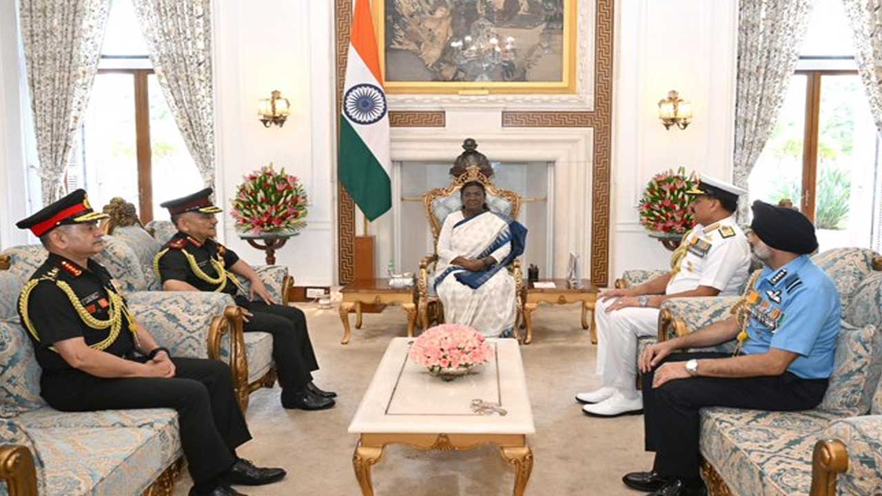 Operation Sindoor: రాష్ట్రపతి ద్రౌపదీ ముర్మును కలిసిన సీడీఎస్‌, త్రివిధ దళాధిపతులు..