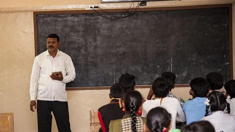 No Phones : ఉపాధ్యాయులపై విద్యాశాఖ కఠిన నిర్ణయం