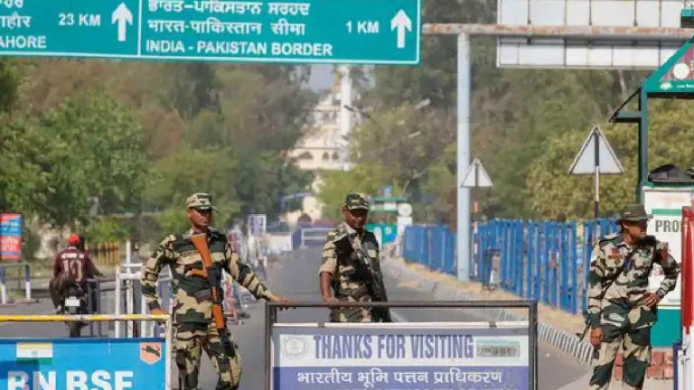 Pakistan: సొంత ప్రజల్ని అనుమతించని పాకిస్తాన్.. అట్టారీ-వాఘా వద్ద ఉద్రిక్తత..