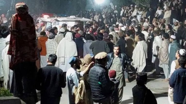 Khyber Pakhtunkhwa: పాకిస్తాన్ లో పోలీసు వ్యాన్ పై ఆత్మాహుతి దాడి.. ఇద్దరు పోలీసులు మృతి