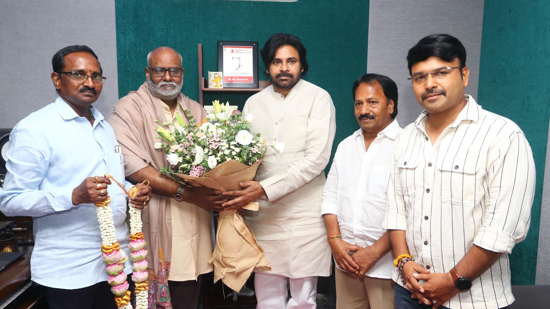 Harihara Veeramallu: కీరవాణిని సన్మానించిన పవన్ కళ్యాణ్..