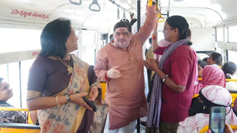 Ponnam Prabhakar : ఆర్టీసీ బస్సులో ప్రయాణం చేసిన మంత్రి పొన్నం ప్రభాకర్