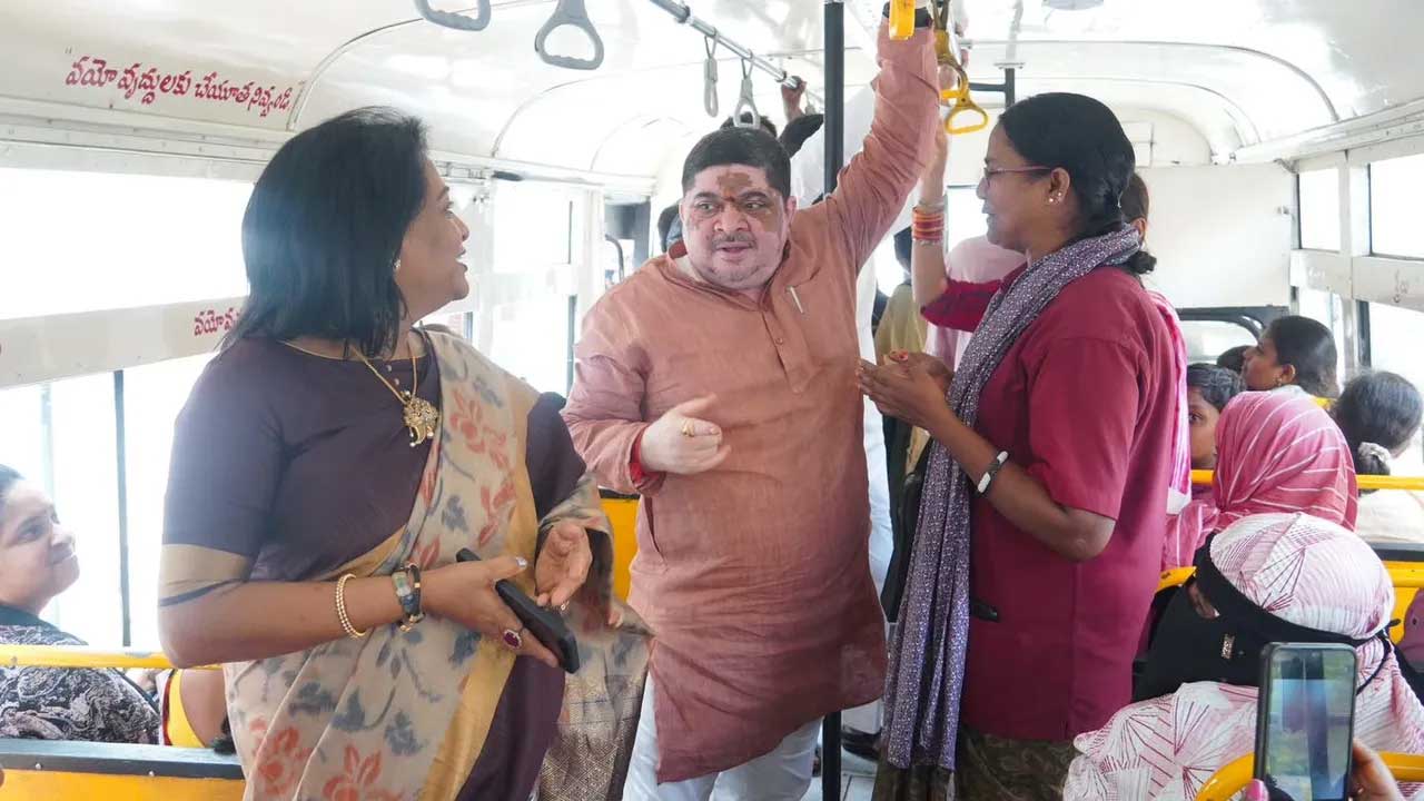 Ponnam Prabhakar : ఆర్టీసీ బస్సులో ప్రయాణం చేసిన మంత్రి పొన్నం ప్రభాకర్