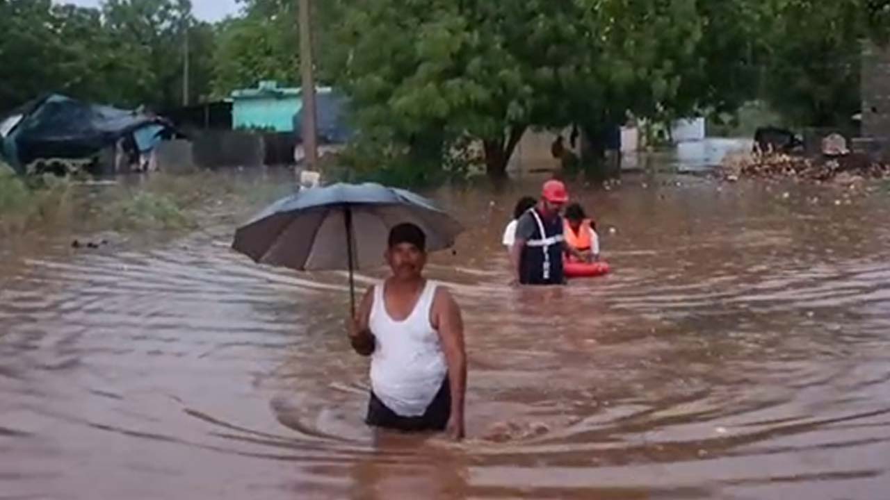AP Rains: ఎడతెరిపి లేని వర్షాలు.. జలదిగ్బంధంలో చిక్కుకున్న పలు కాలనీలు..