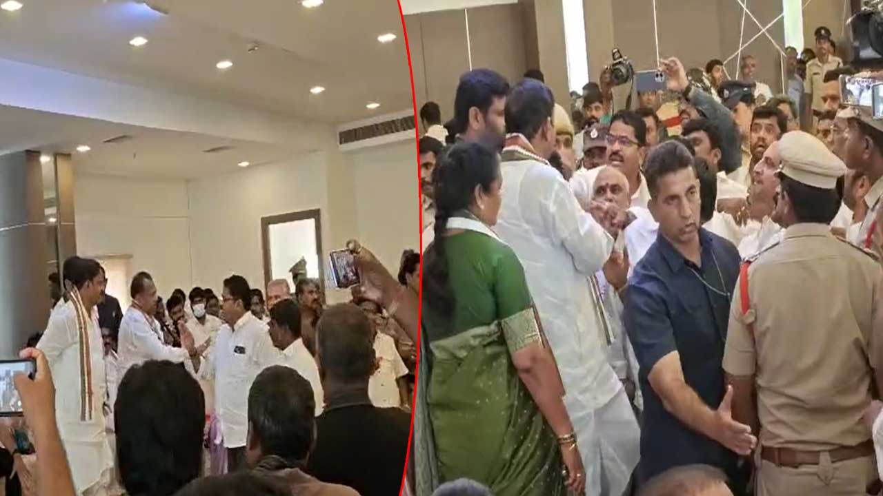 Congress Leaders Clash: కాంగ్రెస్⁬లో మరోసారి బయటపడ్డ విభేదాలు.. మంత్రి ముందే తన్నుకున్న నాయకులు