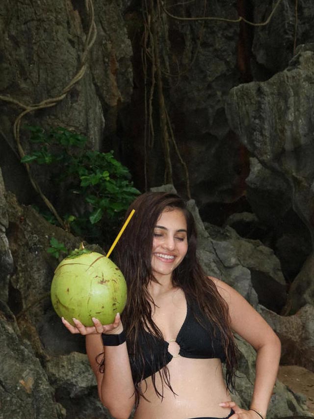 కొబ్బరి బొండంతో అందాలను ప్రదర్శించిన రమ్య పసుపులేటి..