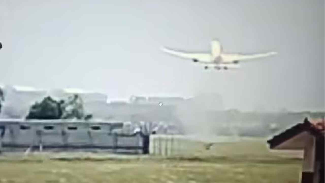 Ahmedabad plane crash: సెకన్లలోనే కుప్పకూలిన విమానం.. వైరల్ అవుతున్న టేకాఫ్ వీడియో..