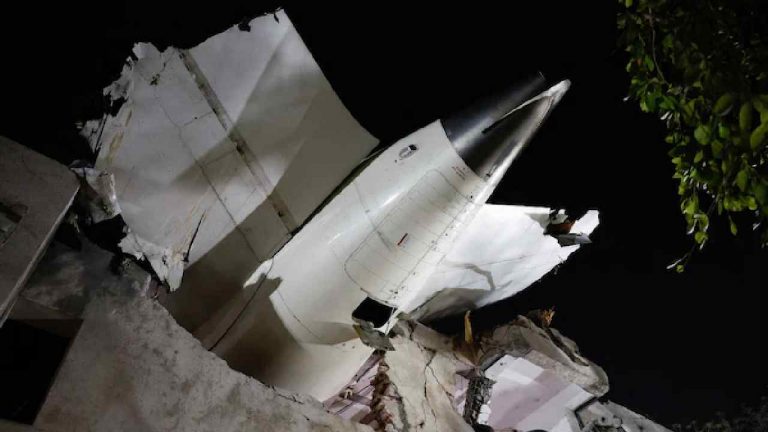 Ahmedabad Plane Crash: భవనం పైకప్పుపై దొరికిన బ్లాక్ బాక్స్..