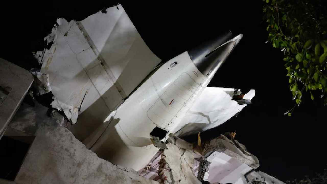 Ahmedabad Plane Crash: భవనం పైకప్పుపై దొరికిన బ్లాక్ బాక్స్..