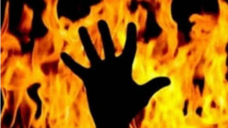 Anantapur: దారుణ హత్య.. ఇంటర్ విద్యార్థినిని పెట్రోల్ పోసి కాల్చిన దుండగులు..!