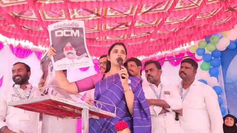 Anchor Shyamala: పవన్ కళ్యాణ్ ఎక్కడైనా కనిపించారా?.. ప్లకార్డ్ ప్రదర్శించిన శ్యామల!