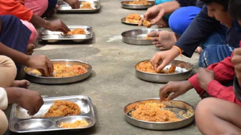 West Bengal: 20 ఏళ్లుగా స్కూల్‌లో హిందువులు, ముస్లింలకు వేర్వేరు భోజనం.. చివరకు ఈ విధానం రద్దు..
