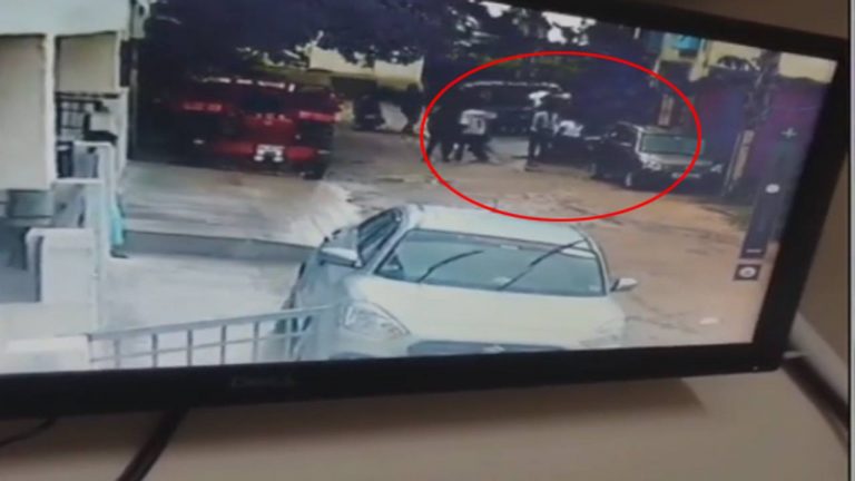 Bengaluru: రెచ్చిపోయిన మృగాళ్లు.. నడుచుకుంటూ వెళ్తున్న యువతిపై లైంగిక వేధింపులు